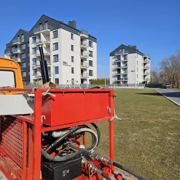 Montaż instalacji światłowodowej CityNet ze zwyżki na elewacji budynku w Rzeszowie (2026).