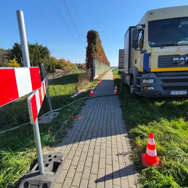 Zaplecze budowy przy chodniku na trasie nowego odcinka sieci Citynet Rzeszów–Krasne