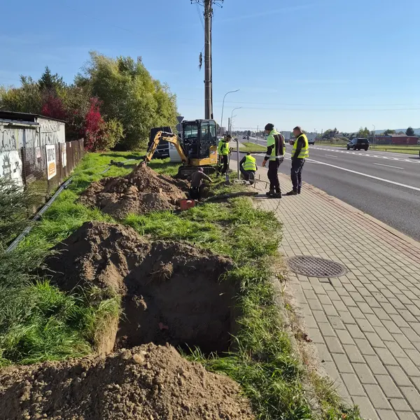 Prace ziemne wzdłuż chodnika przy rozbudowie sieci Citynet na trasie Rzeszów–Krasne