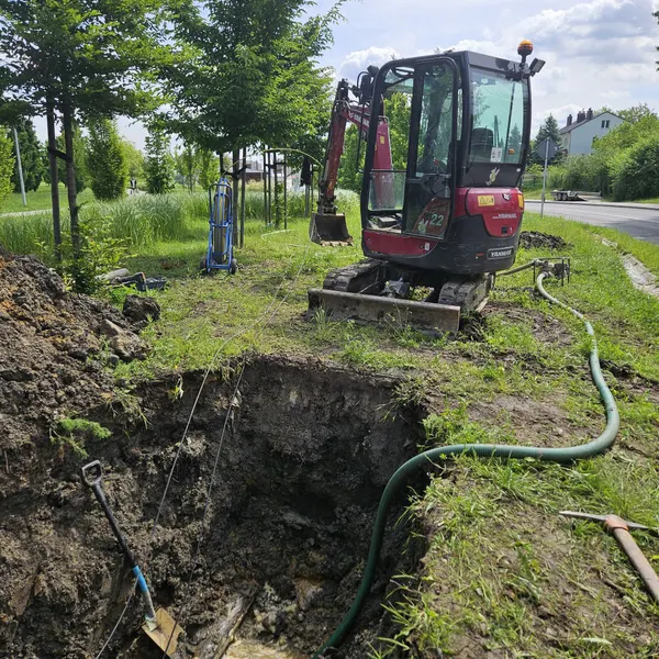 Układanie mikrokanalizacji światłowodowej CityNet w terenie – prace sprzętem w gruncie (2025).
