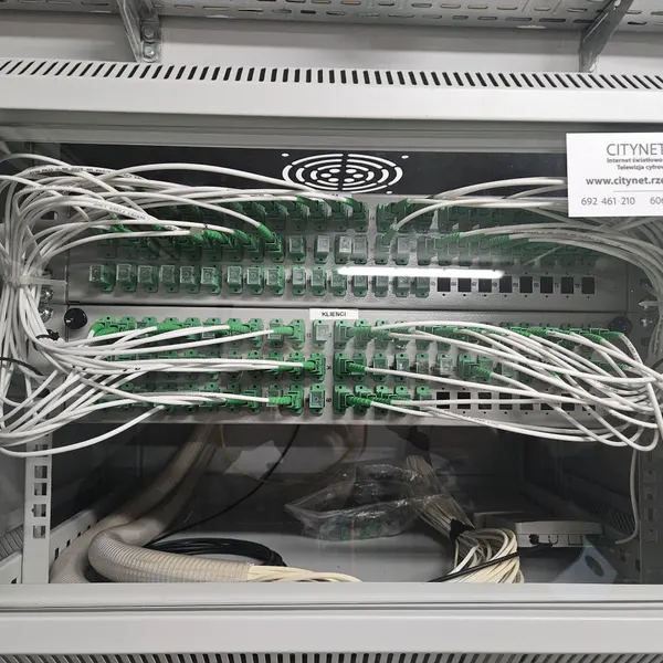 Przełącznica i patch panel CityNet w szafie naściennej – strukturalne okablowanie węzła (2026).