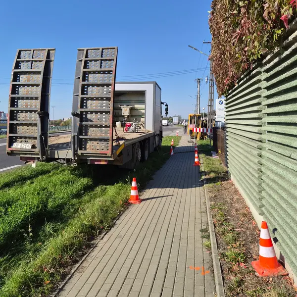 Transport sprzętu na zabezpieczonym odcinku budowy sieci Citynet przy DK94