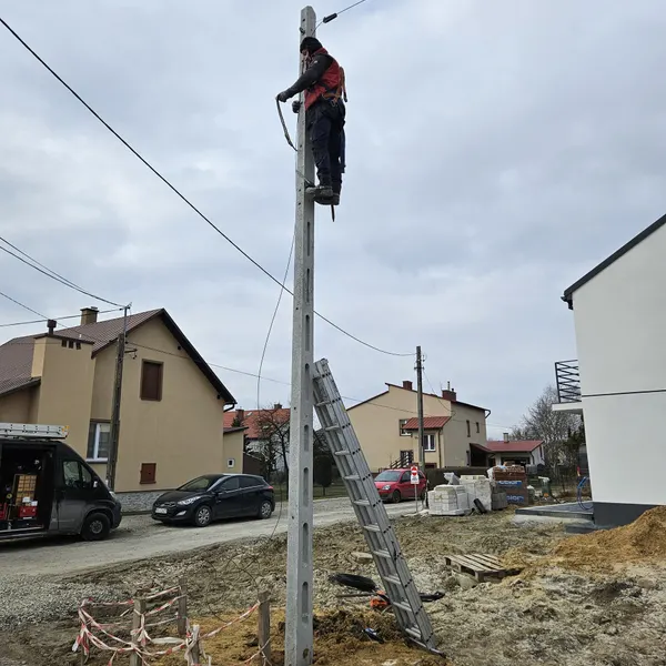 Budowa napowietrznej linii światłowodowej CityNet w Rzeszowie – montaż kabla na podporach (2025).