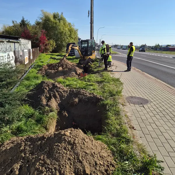 Ekipa wykonująca prace przy trasie nowego odcinka sieci Citynet przy DK94