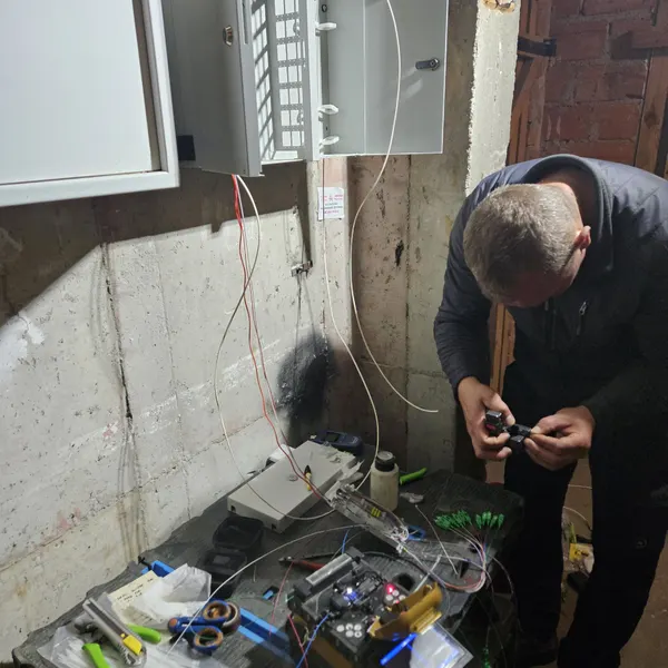 Montaż przełącznicy/skrzynki światłowodowej CityNet podczas instalacji przyłącza (2025).