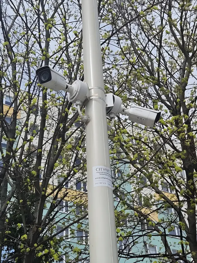 Monitoring wizyjny CityNet – trzy kamery IP na słupie latarni na osiedlu w Rzeszowie, podłączone do sieci światłowodowej operatora.