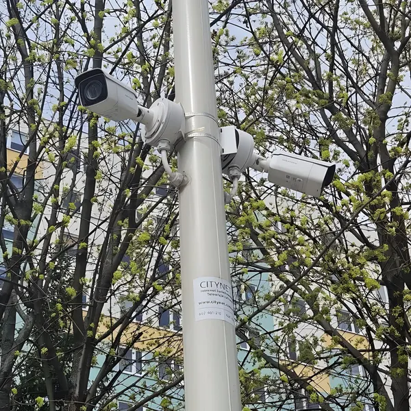 Monitoring wizyjny CityNet – trzy kamery IP na słupie latarni na osiedlu w Rzeszowie, podłączone do sieci światłowodowej operatora.