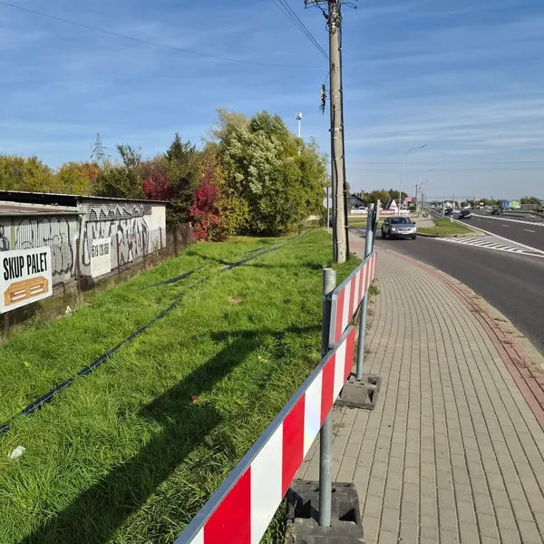 Zabezpieczony odcinek prac przy chodniku podczas rozbudowy infrastruktury Citynet Rzeszów–Krasne