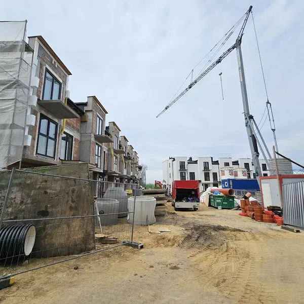 Osiedle szeregowcow w budowie przy ul. Powstancow Styczniowych w Rzeszowie z betonowymi studniami kablowymi i czarna mikrokanalizacja — budowa przylaczy swiatlowodowych CityNet.
