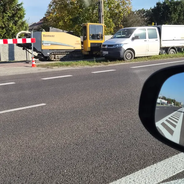 Sprzęt i samochód ekipy przy budowie odcinka sieci Citynet w pasie drogi krajowej nr 94