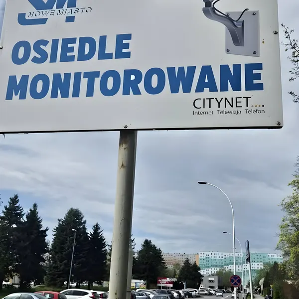 Tablica informacyjna „Osiedle monitorowane” z oznaczeniem CityNet przy wjeździe na osiedle w Rzeszowie – wymagane oznakowanie terenu objętego monitoringiem wizyjnym.