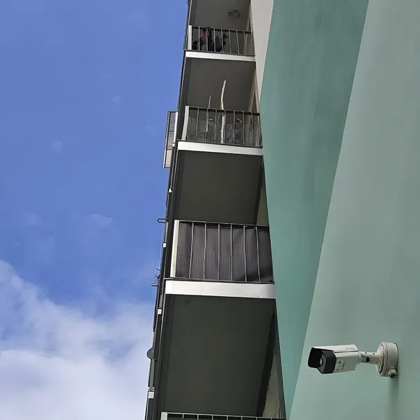 Kamera monitoringu CityNet zamontowana na elewacji bloku mieszkalnego w Rzeszowie – obserwacja ciągu pieszego wzdłuż budynku.