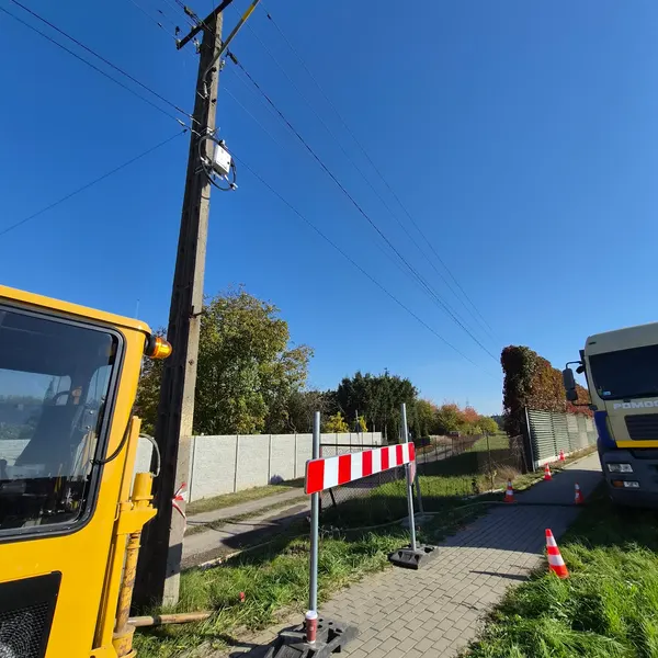 Zabezpieczony chodnik i zaplecze robót przy budowie sieci Citynet w pasie DK94