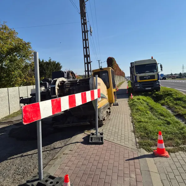 Wygrodzone miejsce robót i sprzęt przy rozbudowie sieci Citynet w kierunku Krasnego