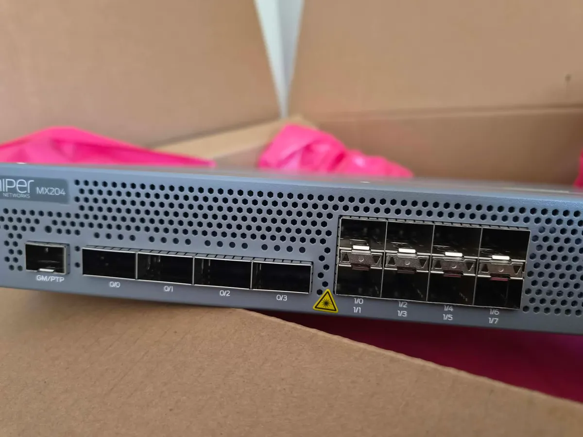 Porty 10 Gb/s routera Juniper MX204 z bliska