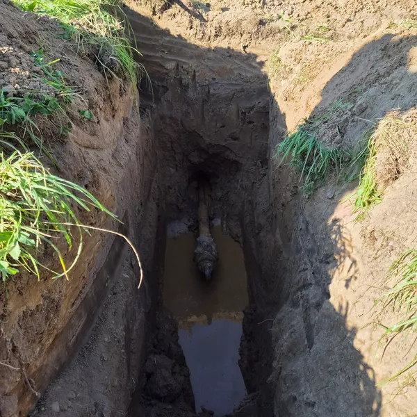 Wykop w pasie drogowym podczas budowy nowego odcinka infrastruktury Citynet Rzeszów–Krasne
