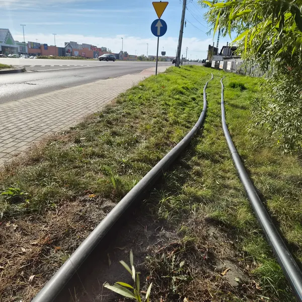 Przewody prowadzone wzdłuż pobocza na trasie nowego odcinka Citynet Rzeszów–Krasne